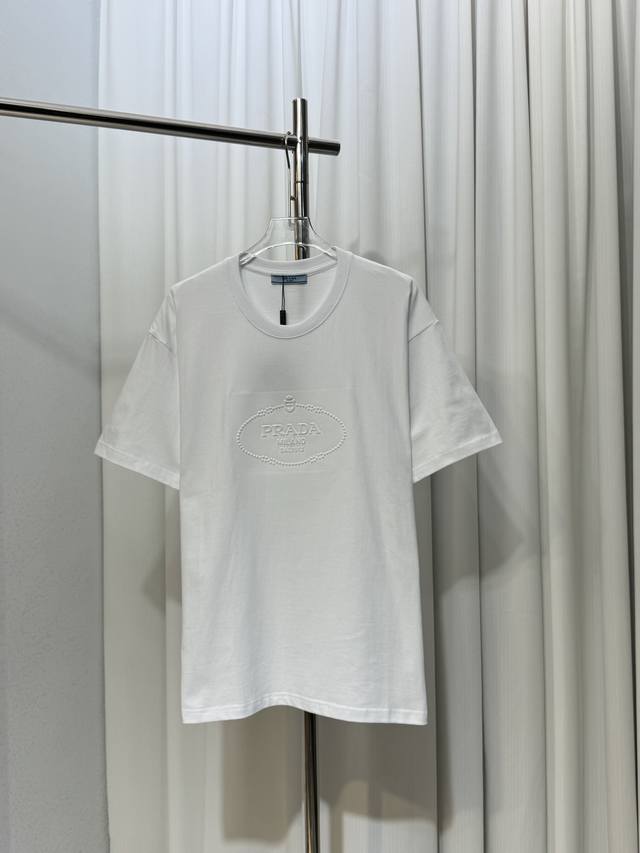 Prada普拉达凹凸字母Logo男女同款短袖T恤 定制270克100％双纱纯棉面料 定染32支双股螺纹 领标吊牌主唛三标齐全 尺码：S M L Xl