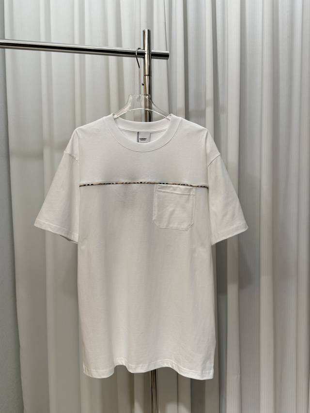 Burberry巴宝莉经典格纹描边拼接后背重工十字绣战马Logo男女同款短袖T恤 定制260克100％双纱纯棉面料 定染32支双股螺纹 进口机刺绣工艺 领标吊牌