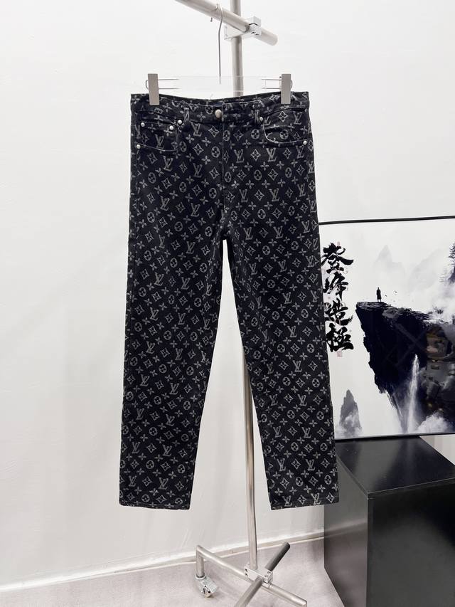 款号：Df30# Louis Vuitton Lv路易威登满印提花牛仔直筒长裤 整体衣服设计感十足 经典满印Lv字母Logo 非常有高级感 25最新纯色搭配白玉