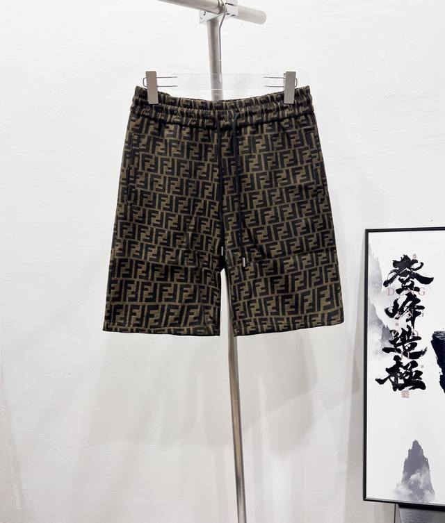 款号：Df73# 芬迪Fendi 满印Logo提花工艺短裤情侣款百搭必备 精选爆款经典字母提花面料 满印提花设计 面料细腻柔软手感非常舒适 经典的Logo图案与
