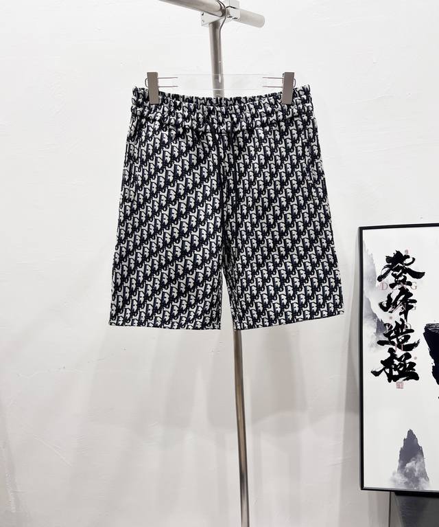 款号：Df72# 迪奥Dior满印Logo提花工艺短裤情侣款百搭必备 精选爆款经典字母提花面料 满印提花设计 面料细腻柔软手感非常舒适 经典的Logo图案与面料