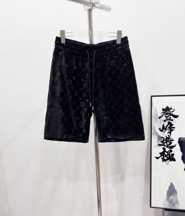 款号：Df70 Louis Vuitton路易威登Lv满印植绒短裤情侣款百搭必备 面料选用夏季高克重精密透气绒感面料 满印植绒设计 面料细腻柔软手感非常舒适 经