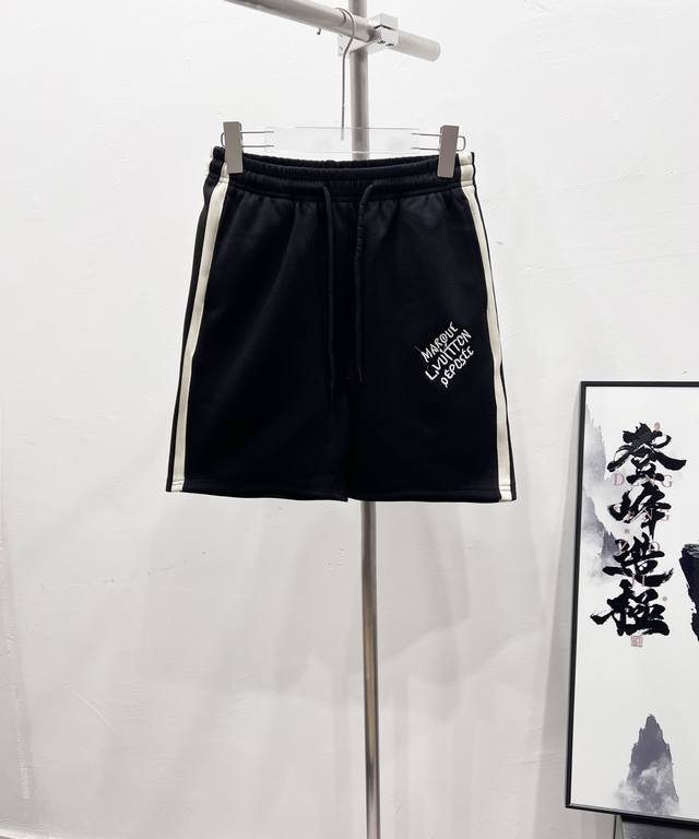 款号：Df63# Lv路易威登 经典侧边织带字母Logo情侣短裤 面料选用夏季高克重精密透气面料 经典的Logo设计 前后口袋均有版型设计非常完美 内里全方位无