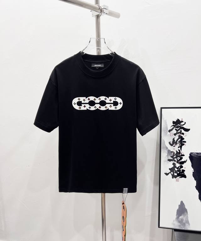 款号：Df80# Good爆款彩钻厚版皮标情侣款短袖T恤 正儿八经280克纯棉双砂面料 所有面料均已提前做过缩水 品质第一 所见即所得 不会洗一次版型就有所变化