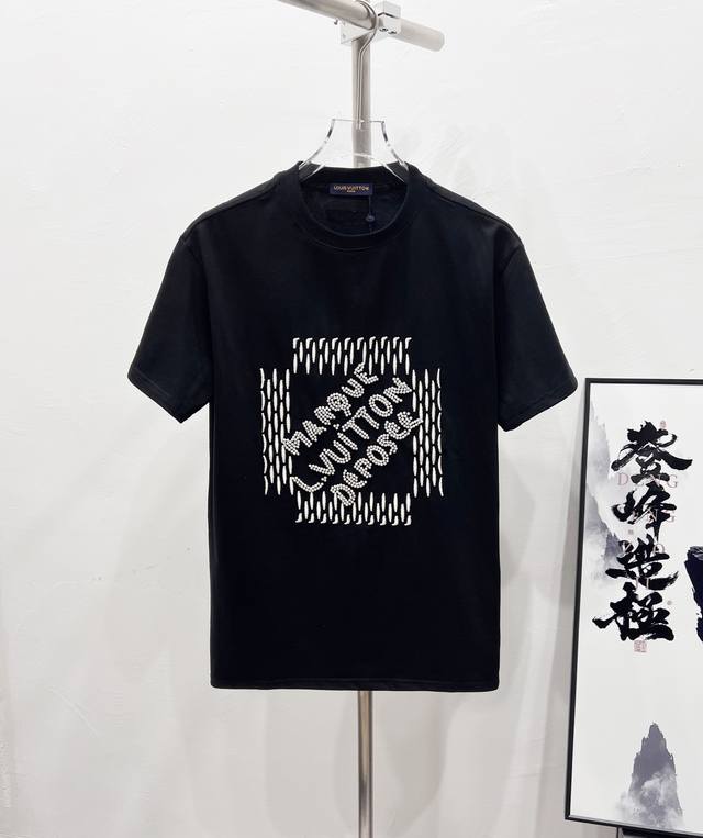 款号：Df78# Lv路易威登珍珠绣花重工艺情侣款短袖T恤 正儿八经280克纯棉双砂面料 所有面料均已提前做过缩水 品质第一 所见即所得 不会洗一次版型就有所变