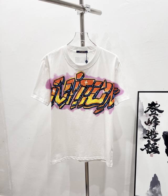 款号：Df66# Lv 路易威登爆款火焰印花情侣款短袖T恤 正儿八经280克纯棉双砂面料 所有面料均已提前做过缩水 品质第一 所见即所得 不会洗一次版型就有所变