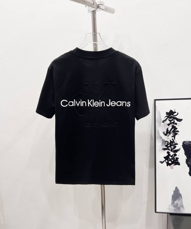 款号：Df64# Ck 胸前小标绣花后背大字母钢印情侣款短袖T恤 正儿八经280克纯棉双砂面料 所有面料均已提前做过缩水 品质第一 所见即所得 不会洗一次版型就