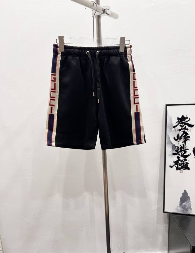 款号：Df42# 古驰Gucci经典红织带字母Logo情侣短裤 面料选用夏季高克重精密透气面料 经典的Logo设计 前后口袋均有版型设计非常完美 内里全方位无死