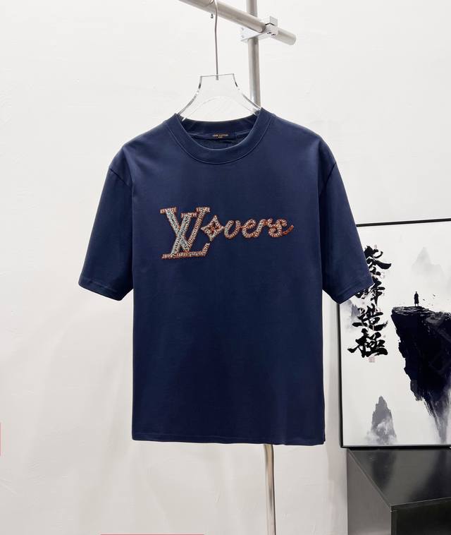 款号：Df33# Lv 路易威登最新串珠珠绣设计短袖T恤 并非贴布 直接串在面料上的 区分通货 正儿八经270克纯棉双砂面料 所有面料均已提前做过缩水 品质第一