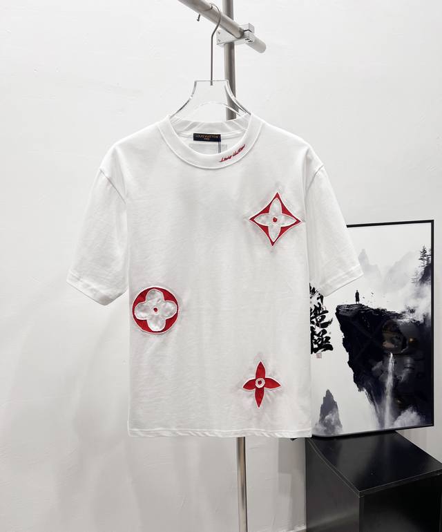 款号：Df25# Lv 路易威登手工贴布镂空绣花刺绣短袖T恤 正儿八经280克纯棉双砂面料 所有面料均已提前做过缩水 品质第一 所见即所得 不会洗一次版型就有所