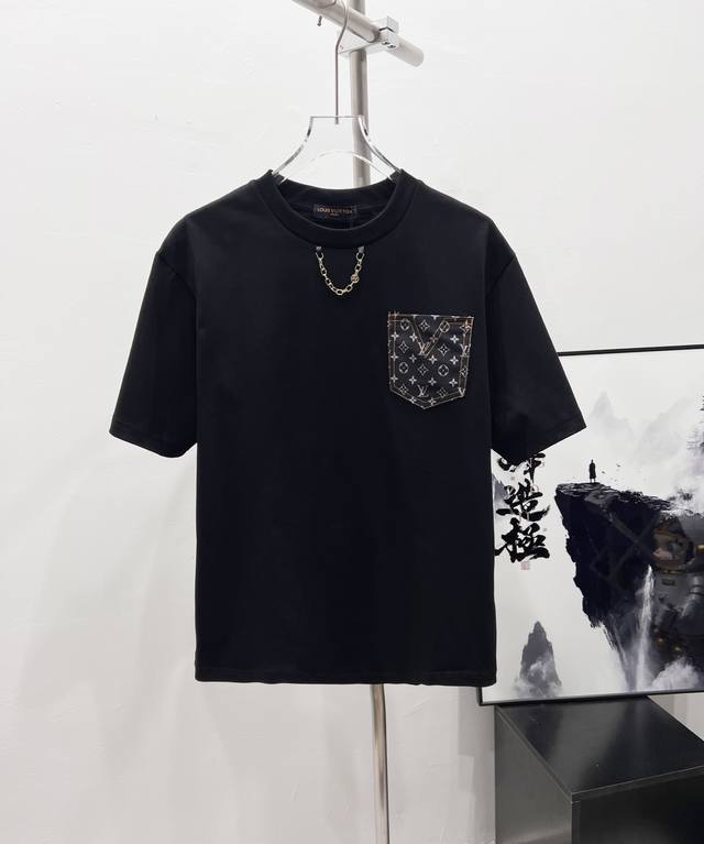 款号：Df21# Lv 路易威登最新口袋链条简约设计短袖T恤 正儿八经270克纯棉双砂面料 所有面料均已提前做过缩水 品质第一 所见即所得 不会洗一次版型就有所