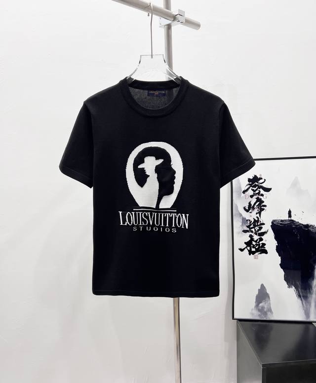 款号：Df15# Lv路易威登黑白人像提花针织短袖 男女同款 三标齐全 区别市场通货 随意对比 采用精棉编织纱线380克毛织面料 前后进口机批满印细节编制而成