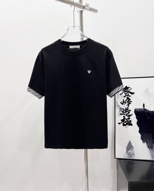 款号：Df13# 迪奥Dior经典小标绣花袖边满印Logo设计短袖T恤 正儿八经280克纯棉双砂面料 所有面料均已提前做过缩水 品质第一 所见即所得 不会洗一次