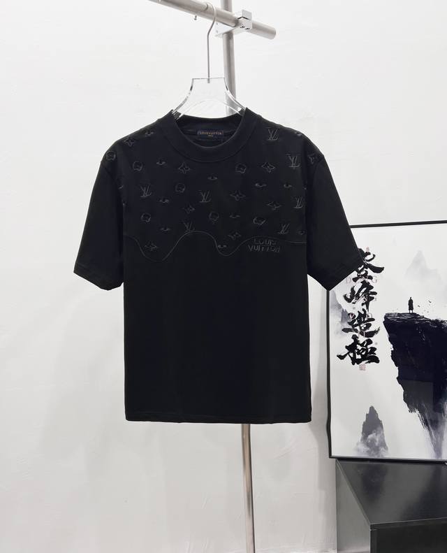 款号：Df11# Lv 路易威登经典Logo万针精密绣花短袖T恤 正儿八经280克纯棉双砂面料 所有面料均已提前做过缩水 品质第一 所见即所得 不会洗一次版型就