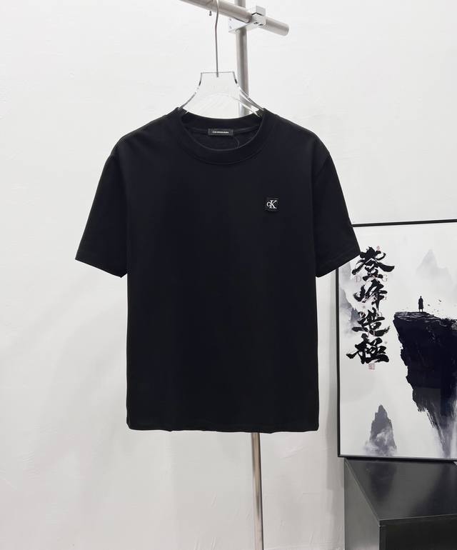 款号：Df08# Ck胸口方块刺绣小标袖口标识印花圆领短袖 黑白双色 情侣同款 全套包装 三标齐全 区别市场通货 随意对比 纯棉280克高克重32支双纱 不起球