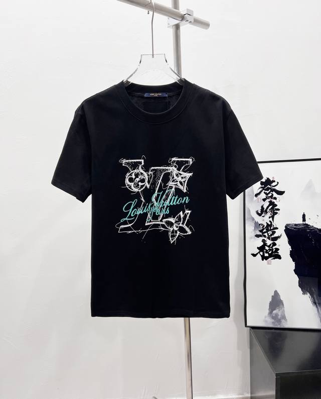 款号：Df07# Lv路易威登大标花卉字母印花圆领短袖 纯棉280克高克重32支双纱 不起球 不褪色 舒适透气 经过高温预缩处理 配套同缸1X1螺纹 反复水洗都