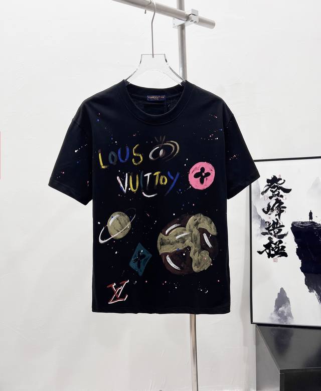 款号：Df06# Lv路易威登新款油漆印花涂鸦短袖T恤 采用原版定制280克 32支双纱面料 质感非常柔软舒服 男女同款百搭好看 不挑人 吊牌 吊粒 水洗 包装