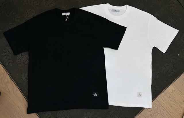 A007 美国洛杉矶Alo25Ss 新款 定制布标宽松圆领短袖T恤 采用32支280克双纱重磅纯棉面料 耐洗耐穿不易变形！！ 颜色：黑色 白色 码数：S M L