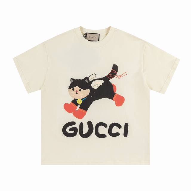 款号 ：369， Gucci新品！ 无感印花 高克重短袖 选用客供定制针织100%纯棉面打造,面料手感细腻，厚实有质感的纯棉布 高密度的机织工艺，如棉絮般柔紧致