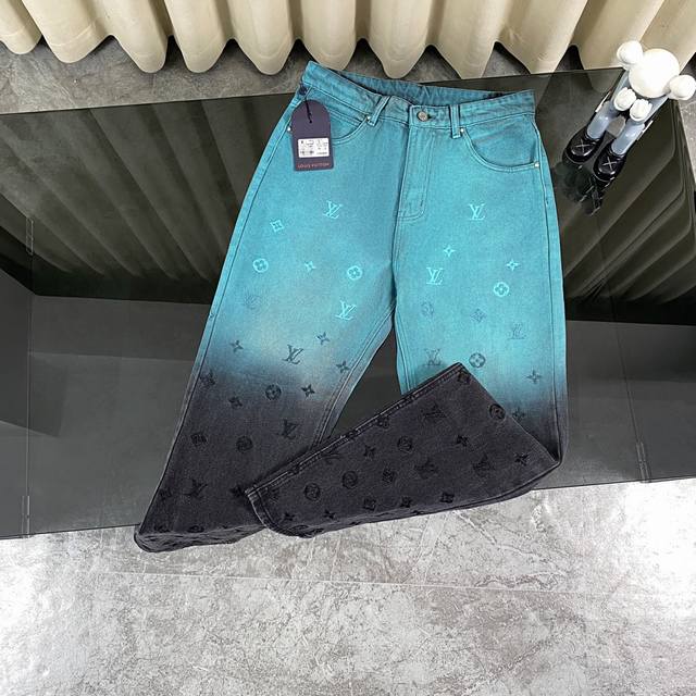 Louis Vuitton &路易威登 四季联名绣花渐变牛仔裤- Lv衣橱一男女春季时尚单品 ，这款联名款真的爆了，太好看了，春天清爽的感觉，靓丽色冰淇淋蓝，渐