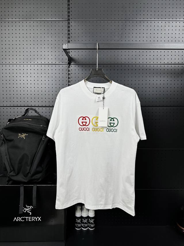 款号：Dj1340 Gucc*新款双G字母Logo红黄绿经典三色刺绣T恤，具备独特个性的重工单品，完美演绎时髦态度跟前卫感的潮款，具备无限穿搭性能的高端短袖T恤