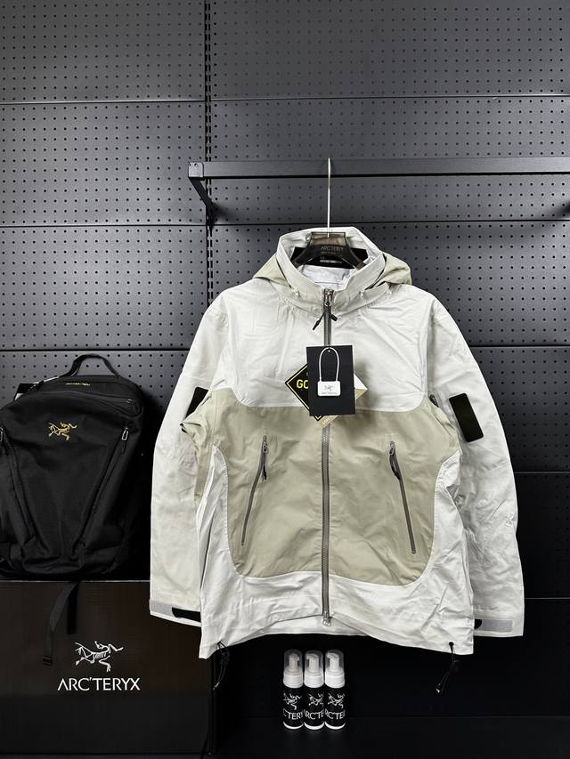 款号：Dj1230 Arc'teryx System_A系列 始祖鸟 胶囊系列尼龙防水硬壳冲锋衣 始祖鸟防水防风立领连帽夹克冲锋衣 门店售价高达1W+ 它将时尚