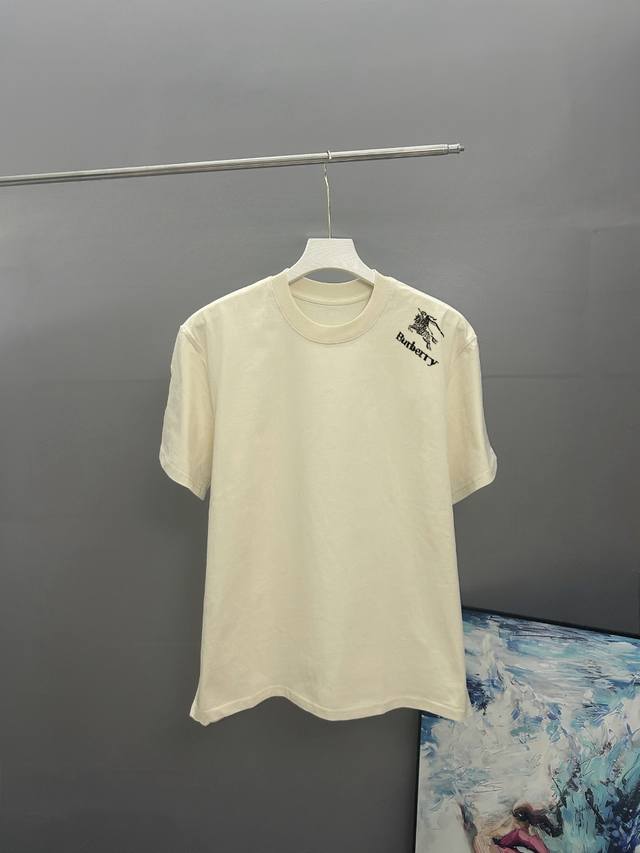 Burberry巴宝莉 刺绣款 2025春夏经典圆领短袖T恤采用280克双纱精棉，衣服偏厚使整体高透气和柔软性，高版本，三标齐全！男女同款 颜色：白色 黑色 灰