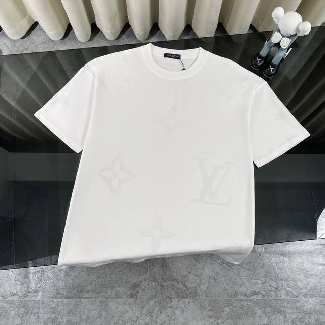 Louis Vuitton 路易威登Lv 2025新款经典老花植绒印花短袖圆领T恤 面料采用320G %纯棉双纱面料 同缸定染特种加粗32支双股1X1螺纹克纯棉