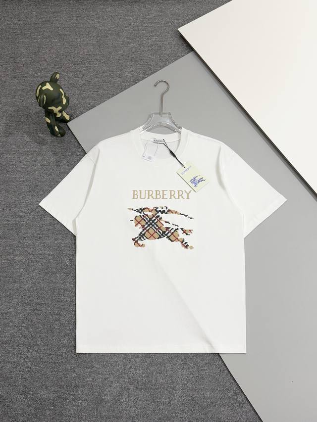 高版本] Burberry 巴宝莉 圆领短袖T恤 胸前战马十字绣绣花工艺，装饰十字绣工艺打造的品牌徽标，融入格纹马术骑士徽标设计。面料洗水32支280G纯棉精梳