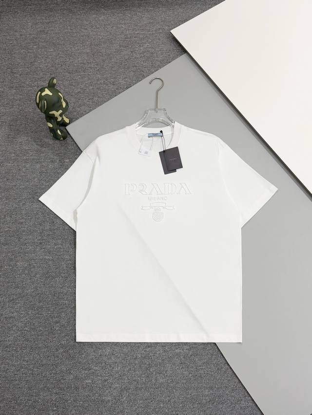 高版本] Prada 普拉达25Ss新款男士圆领短袖T恤，高工艺缕空刺绣Logo设计，定制原版洗水面料32支280G精梳棉，穿着亲肤舒适 面料柔软透气摸上去非常