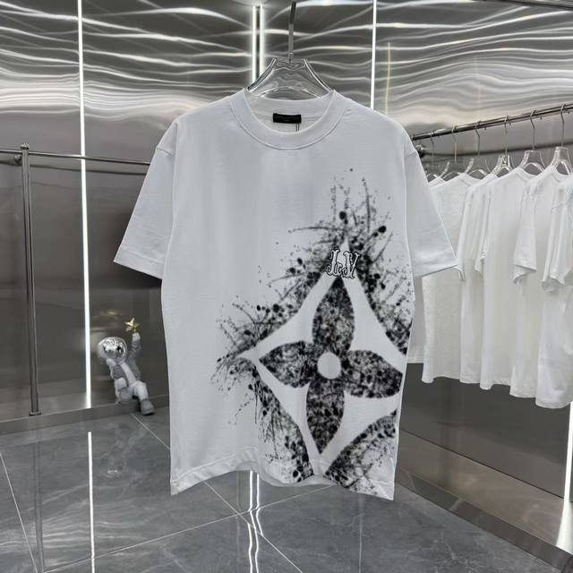 Lv 2025夏季新款 圆领短袖 油墨印花+立体绣花 男女同款宽松版 S M L Xl Xxl 五个码 颜色 黑色 白色