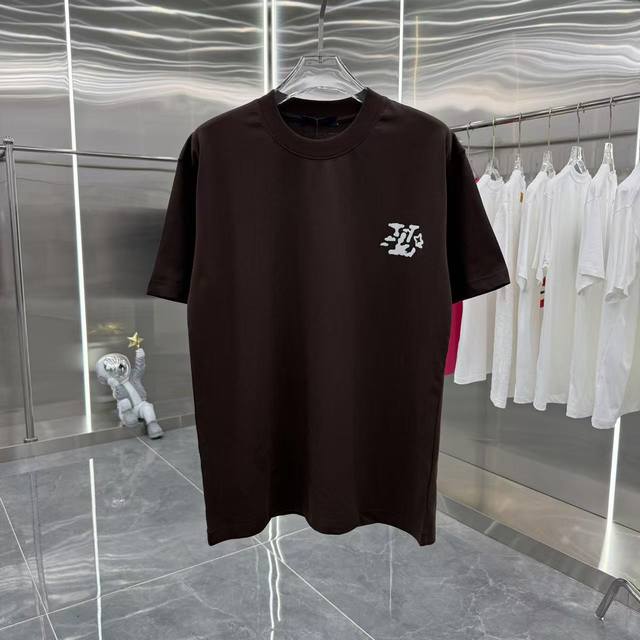 Lv 2025夏季新款 圆领短袖 个性刻字模 男女同款宽松版 S M L Xl Xxl 五个码 颜色 黑色 白色 棕色