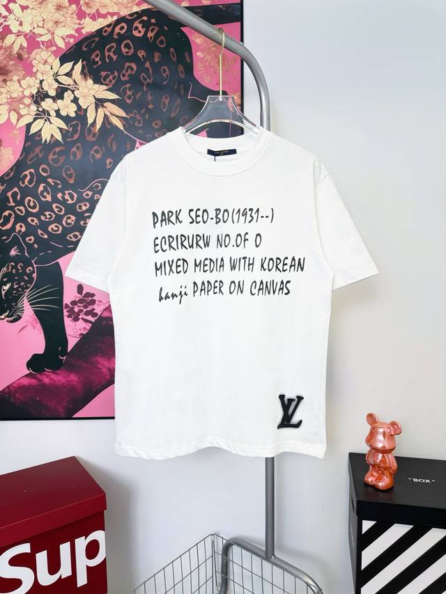 款号Aa10 Lv标识字母文章印花短袖 Louis Vuitton专柜同款 采用 G纯棉面料 32支双纱 拿手上非常有质感 立体 大气 夏天百搭好穿 简单大气
