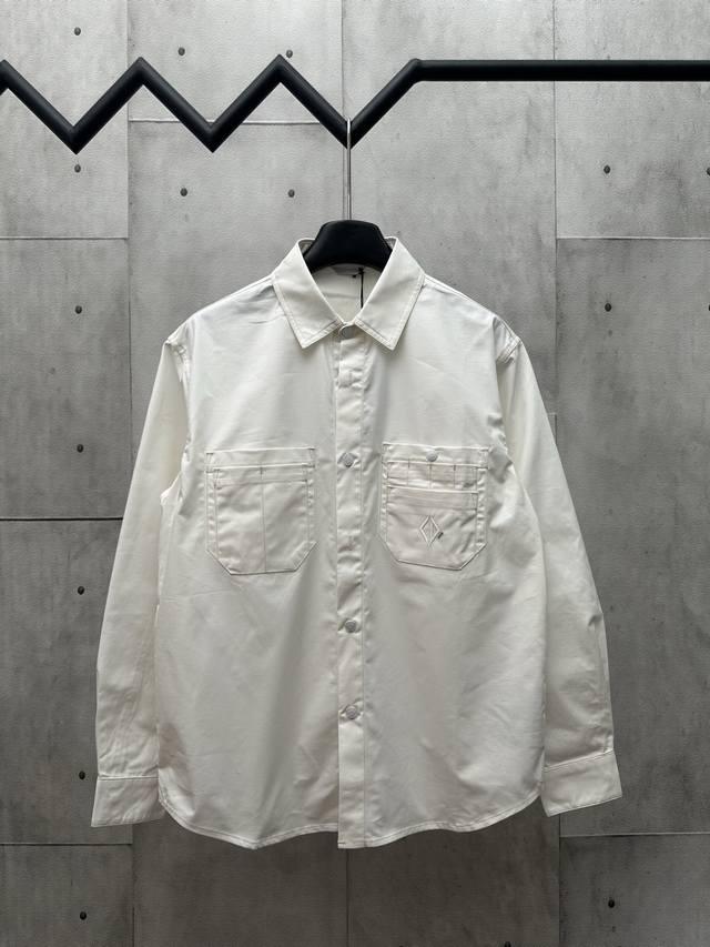 Dior 迪奥 2025Ss新款米白色工装长袖衬衫 这款Cd Diamond 套装是二零二五秋季男装系列新品，以摩登优雅的风格重新演绎Dior经典款式。采用米白