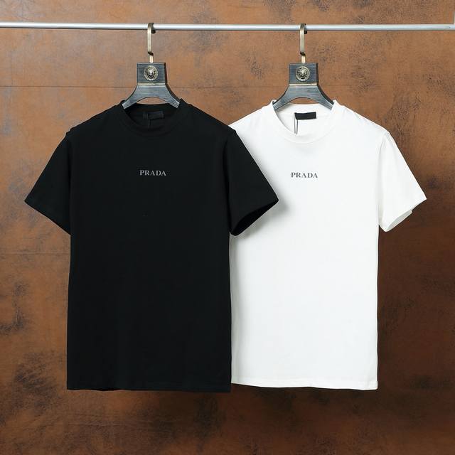 Prada 普拉达 小标春夏新款休闲纯棉T恤短袖 300克纯棉面料 款式时尚帅气 做工严谨 走线工整 上身效果超级棒 官网同款 款号：Al18 颜色 白色 尺码