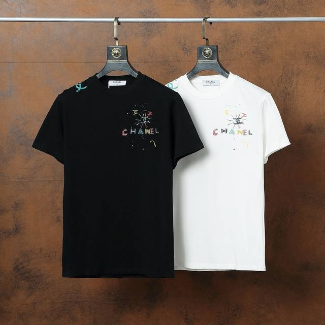 Givenchy 纪梵希 春夏新款休闲纯棉T恤短袖 300克纯棉面料 款式时尚帅气 做工严谨 走线工整 上身效果超级棒 官网同款 款号：Al15 颜色 白色 尺