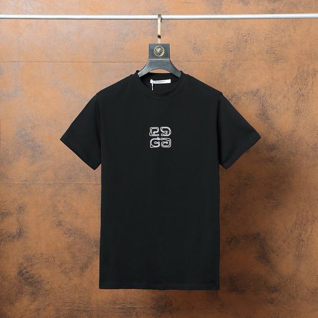 纪梵希 Givenchy 短袖 该品牌极具辨识度的经典单品，以低调奢华的品牌标识设计为核心，打造兼具街头潮流与高端时尚的百搭款式 款号：Al08 颜色 黑色 尺