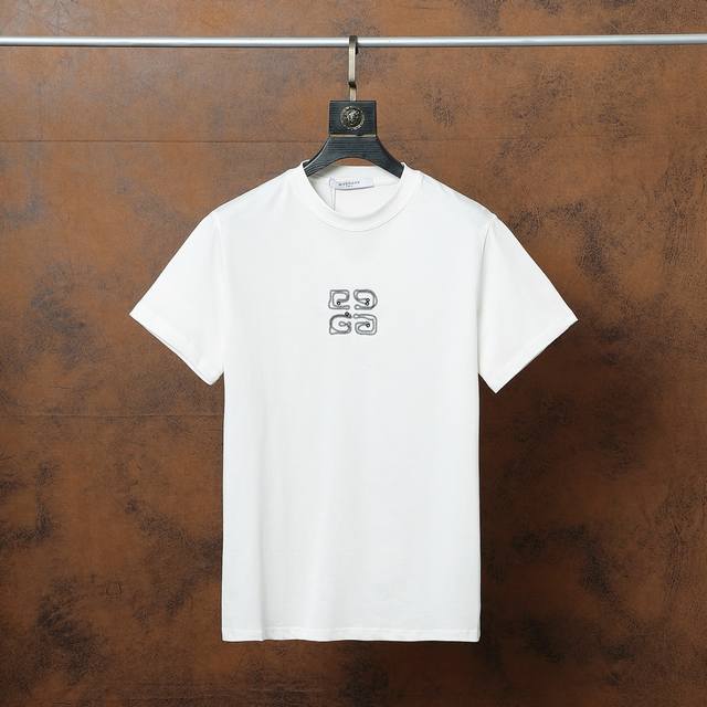 纪梵希 Givenchy 短袖 该品牌极具辨识度的经典单品，以低调奢华的品牌标识设计为核心，打造兼具街头潮流与高端时尚的百搭款式 款号：Al08 颜色 白色 尺