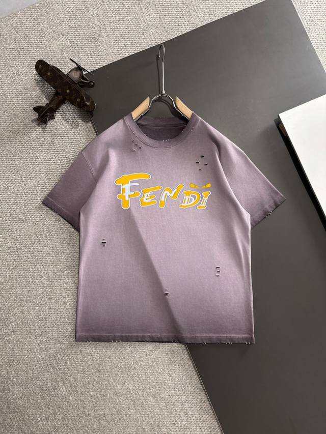 隔天出货 Fendi 2025夏季新款 顶级品质 区别通货 重磅推出特殊面料短袖 夏季走秀款 个性独家款式 男女同款 采用进口定制定染面料 后领锁链底全包肩 过