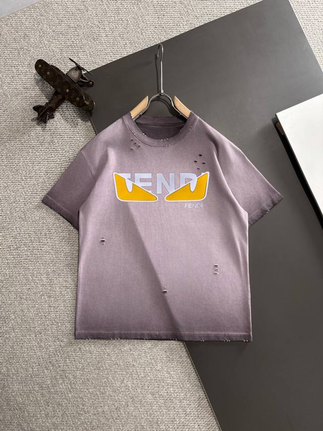 隔天出货 Fendi 2025夏季新款 顶级品质 区别通货 重磅推出特殊面料短袖 夏季走秀款 个性独家款式 男女同款 采用进口定制定染面料 后领锁链底全包肩 过