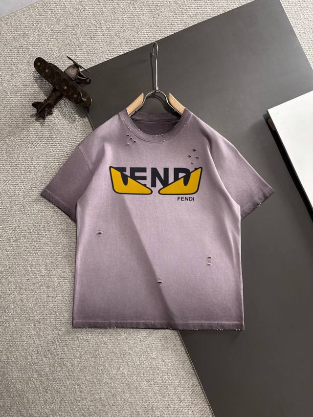 隔天出货 Fendi 2025夏季新款 顶级品质 区别通货 重磅推出特殊面料短袖 夏季走秀款 个性独家款式 男女同款 采用进口定制定染面料 后领锁链底全包肩 过
