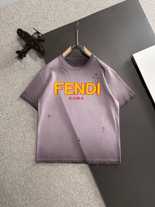 隔天出货 Fendi 2025夏季新款 顶级品质 区别通货 重磅推出特殊面料短袖 夏季走秀款 个性独家款式 男女同款 采用进口定制定染面料 后领锁链底全包肩 过