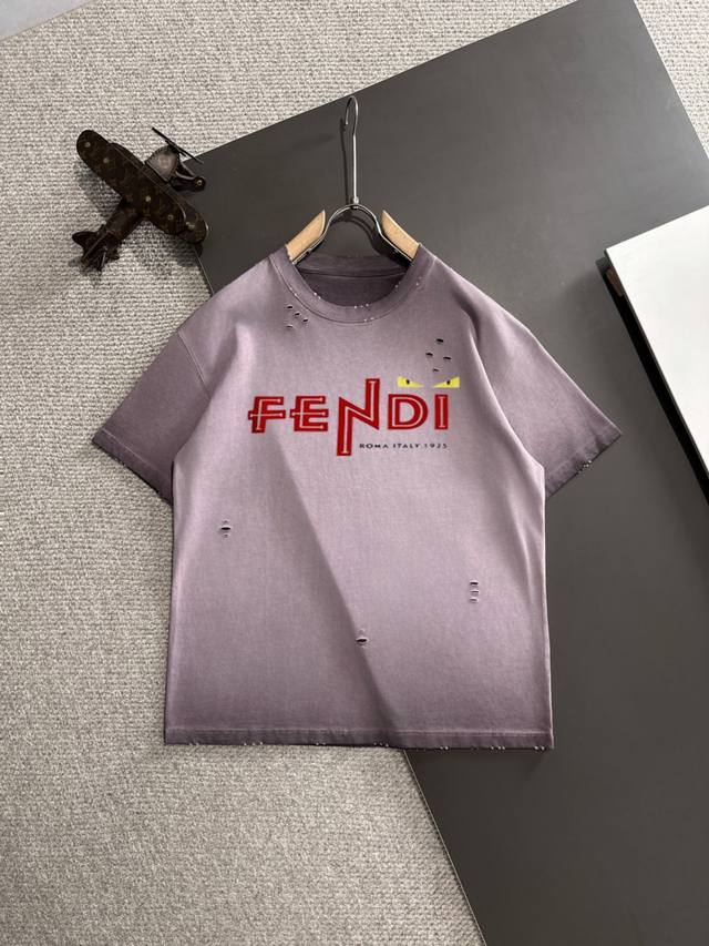 隔天出货 Fendi 2025夏季新款 顶级品质 区别通货 重磅推出特殊面料短袖 夏季走秀款 个性独家款式 男女同款 采用进口定制定染面料 后领锁链底全包肩 过