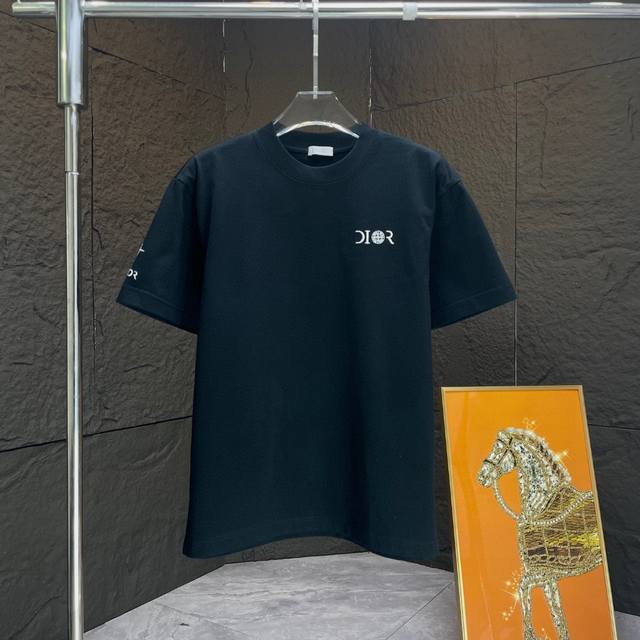 Dior* 迪奥* 联名 2025春夏新款短袖T恤 重磅纯棉字母Logo 绣花 颜色：黑色 白色 码数：S M L Xl Xxl