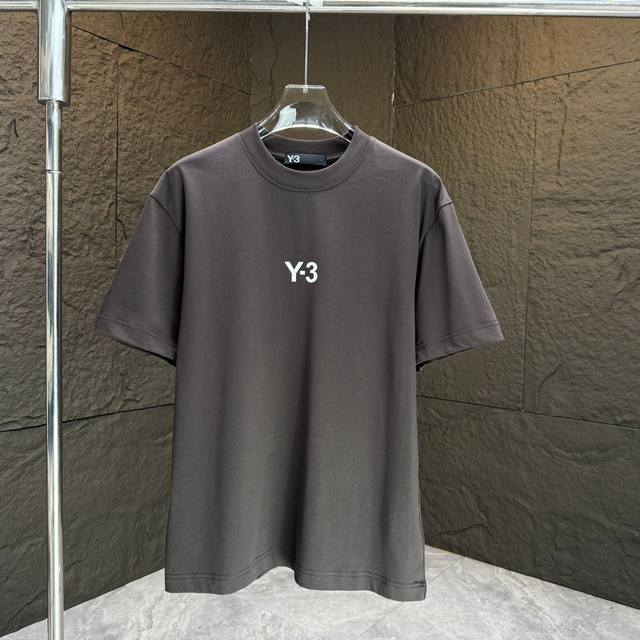 Y3* 山本耀司* 2025春夏新款短袖T恤 重磅纯棉字母Logo 立体硅胶 颜色：黑色 白色 巧克力色 码数：S M L Xl Xxl