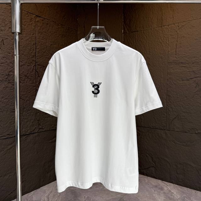 Y3* 山本耀司* 2025春夏新款短袖T恤 重磅纯棉字母Logo 立体硅胶 颜色：黑色 白色 巧克力色 码数：S M L Xl Xxl
