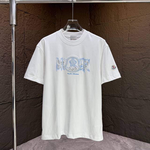 Moncl* 蒙口* 2025春夏新款短袖T恤 重磅纯棉字母Logo立体绣花+直喷印花 颜色：黑色 白色 码数：S M L Xl Xxl