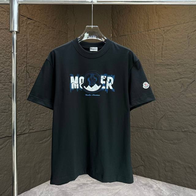 Moncl* 蒙口* 2025春夏新款短袖T恤 重磅纯棉字母Logo立体绣花+直喷印花 颜色：黑色 白色 码数：S M L Xl Xxl