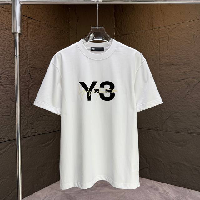 Y3* 山本耀司* 2025春夏新款短袖T恤 重磅纯棉字母Logo植绒+立体硅胶签名 颜色：黑色 白色 巧克力色 码数：S M L Xl Xxl