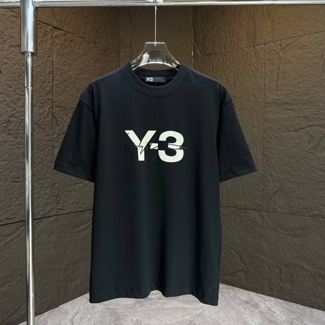 Y3* 山本耀司* 2025春夏新款短袖T恤 重磅纯棉字母Logo植绒+立体硅胶签名 颜色：黑色 白色 巧克力色 码数：S M L Xl Xxl